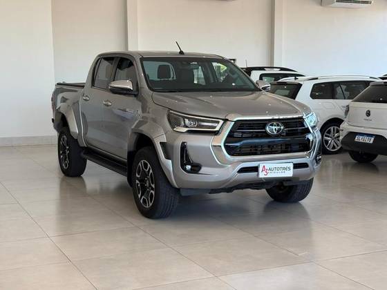 TOYOTA HILUX 2.8 D-4D TURBO DIESEL CD SRX 4X4 AUTOMÁTICO TOYOTA HILUX 2.8 D-4D TURBO DIESEL CD SRX 4X4 AUTOMÁTICO